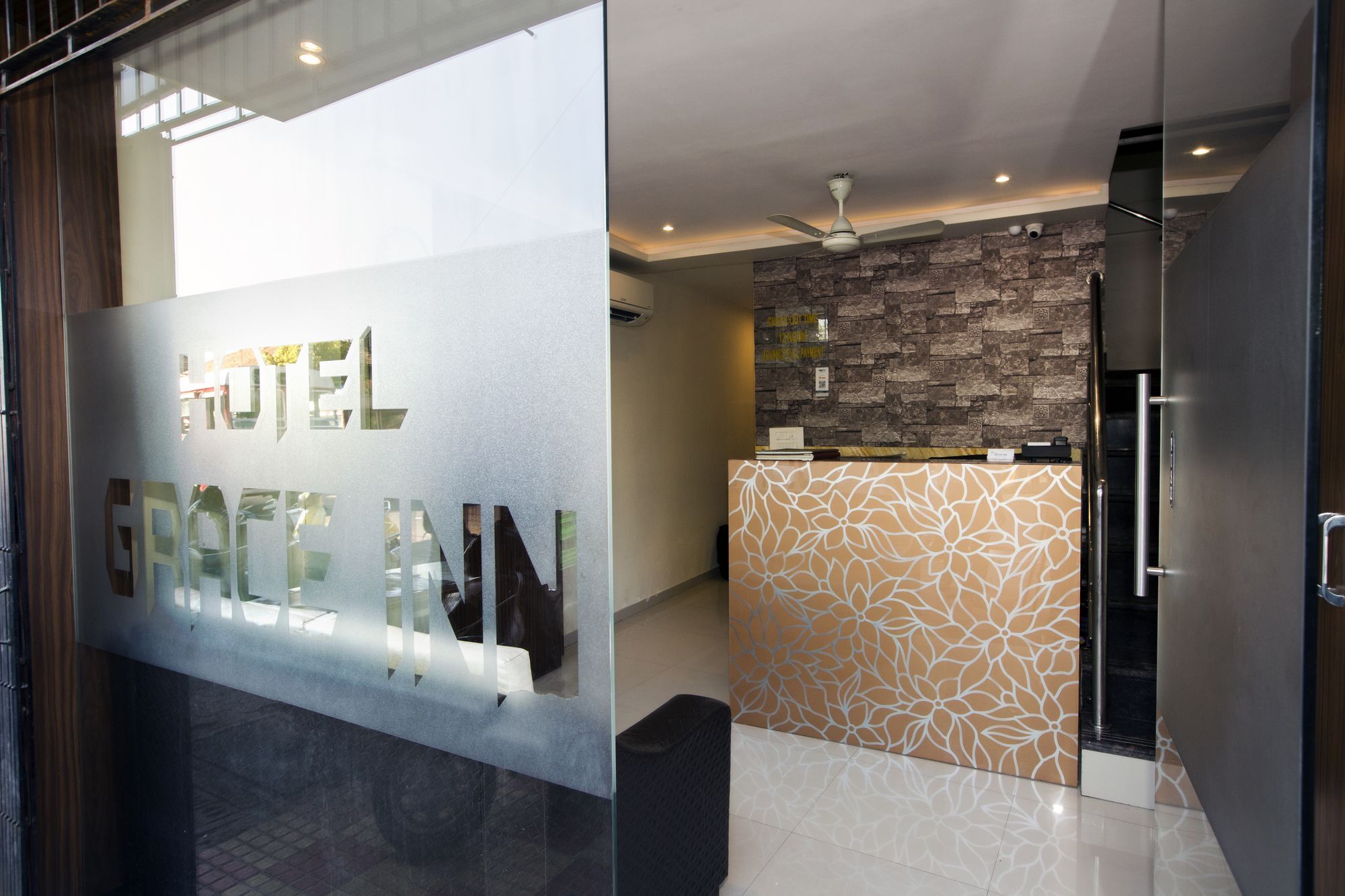 Hotel Grace Inn ムンバイ エクステリア 写真